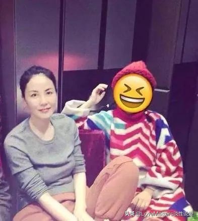 “嘿，你没穿内衣”“关你P事”