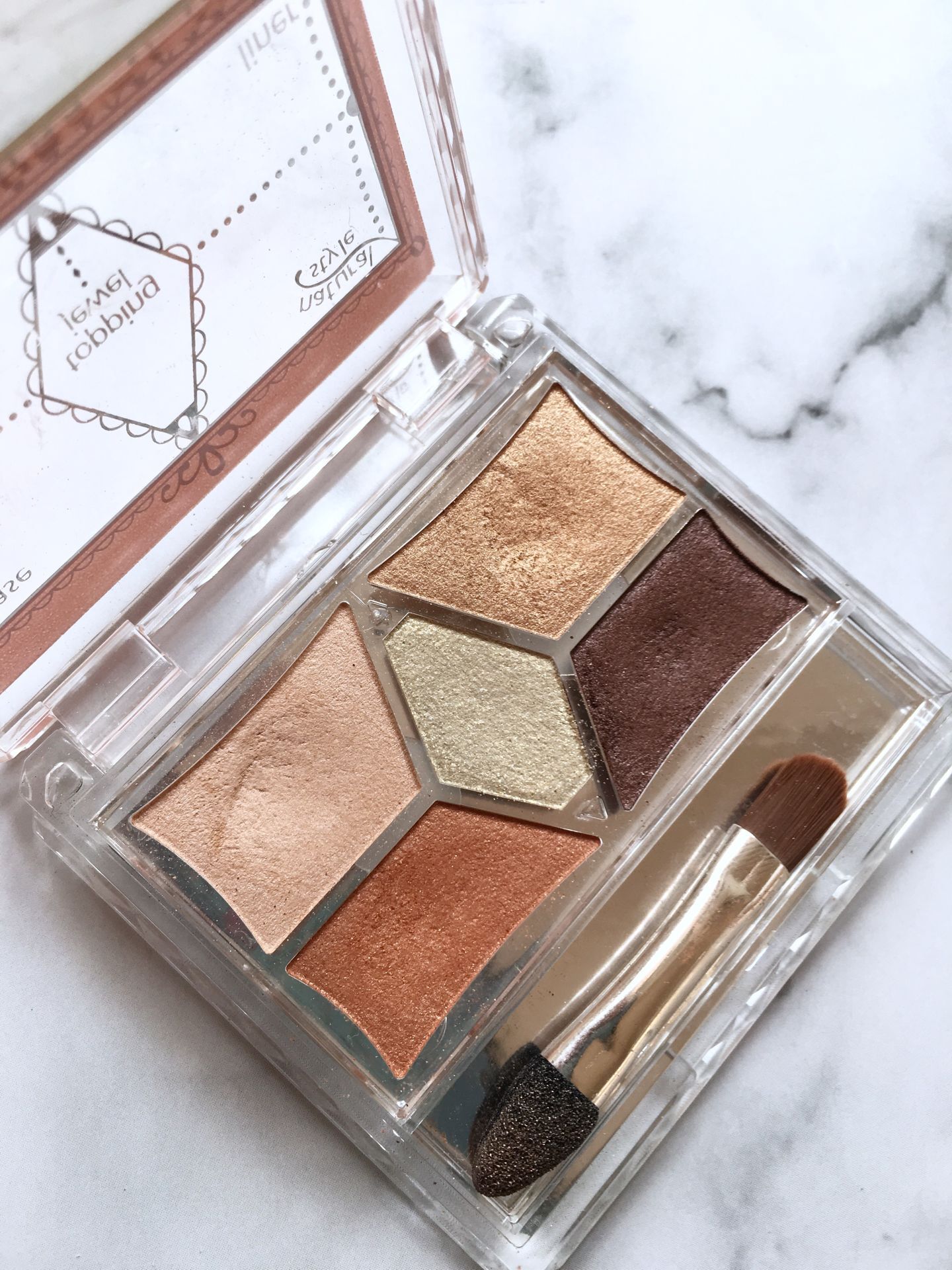 选眼影盘冷白皮,推荐一款好用的眼影盘