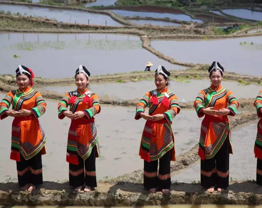 云南少数民族服饰图片,最好看的云南民族服饰