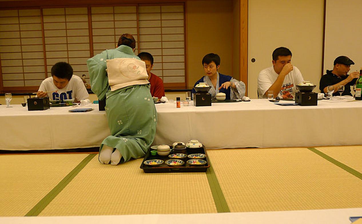 街上很多旺铺在招租,实体店到处在招租