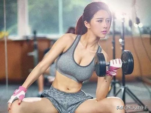 哑铃练背家庭健身动作,哑铃锻炼动作图解哑铃怎么选