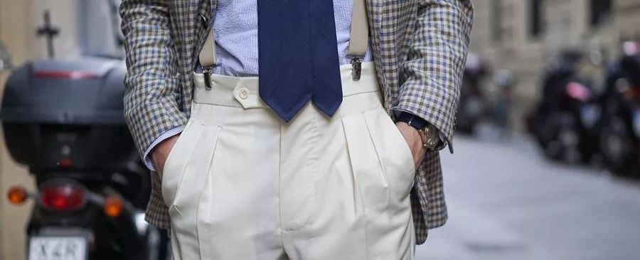 米白色裤子搭配什么颜色上衣,白色裤子怎么穿得干净