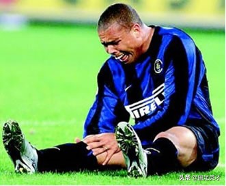 小罗看大罗钟摆过人,大罗脚后跟挑球过人