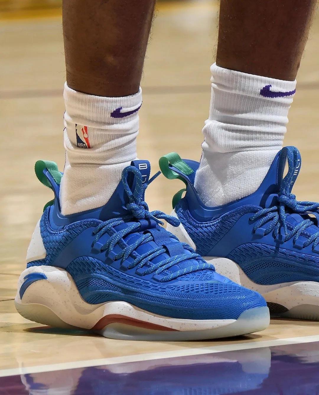 nba球员上脚安踏,nba球员上脚球鞋欧文4绿橙粉