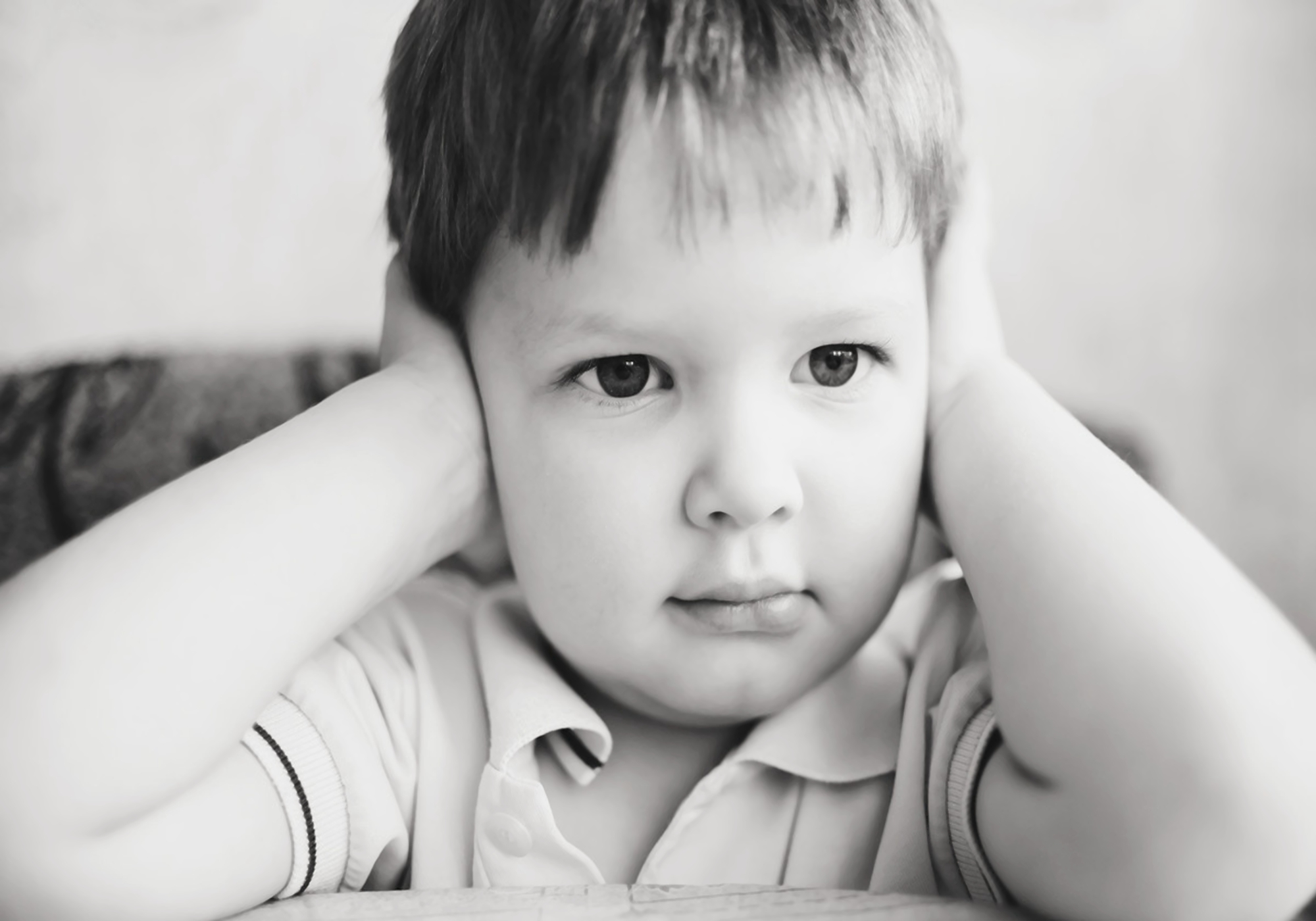 眨巴眼、咬指甲、做鬼脸,孩子这些“特殊”动作,和心理亏欠有关