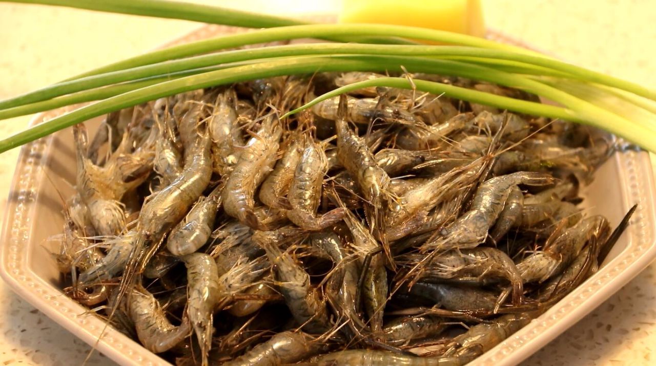 油炸小河虾又是一道美味的下酒菜,上海正宗油爆小河虾的酱汁怎么调