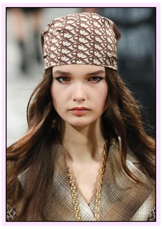 丝巾有哪些时髦又高级的搭配,简单丝巾穿出高级感