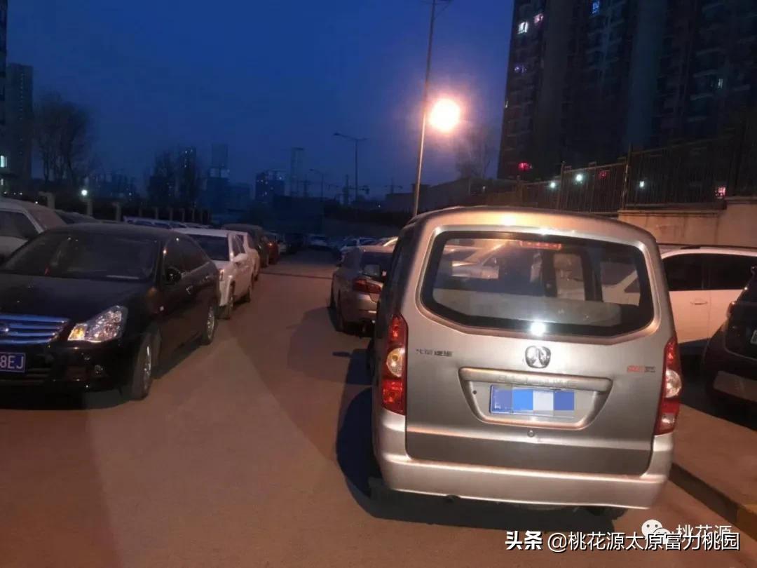 太原富力​桃园15号楼前，这宝马直接给放到通道出口