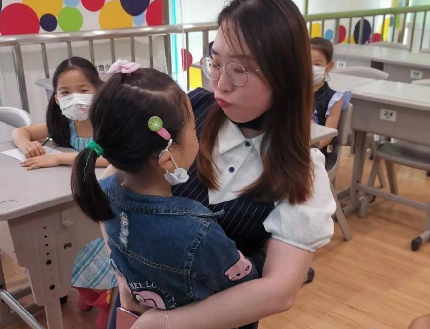 学生偷拍老师尴尬瞬间,偷拍老师镜头反转