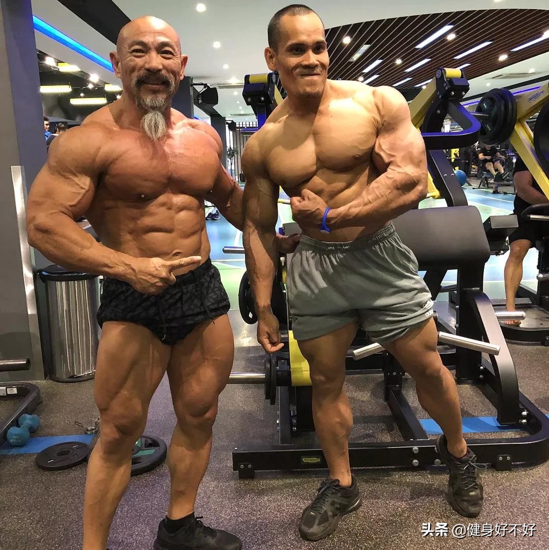 60岁大爷体重70公斤卧推110公斤,50岁大爷深蹲