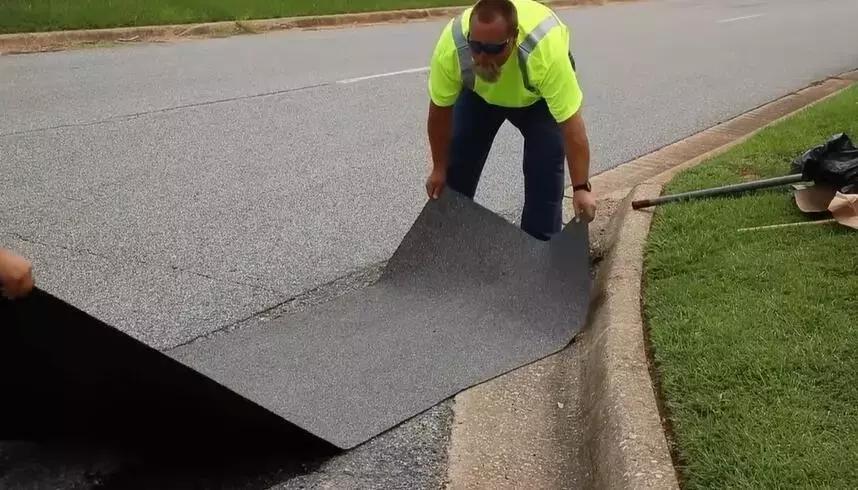 修马路不灌水泥，美国人直接用胶布，这是什么“智障”操作？