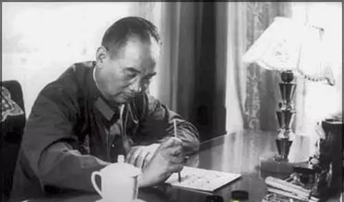 对越战争尚未结束，*小平邓**为何急着裁军百万？还要在两年内完成？