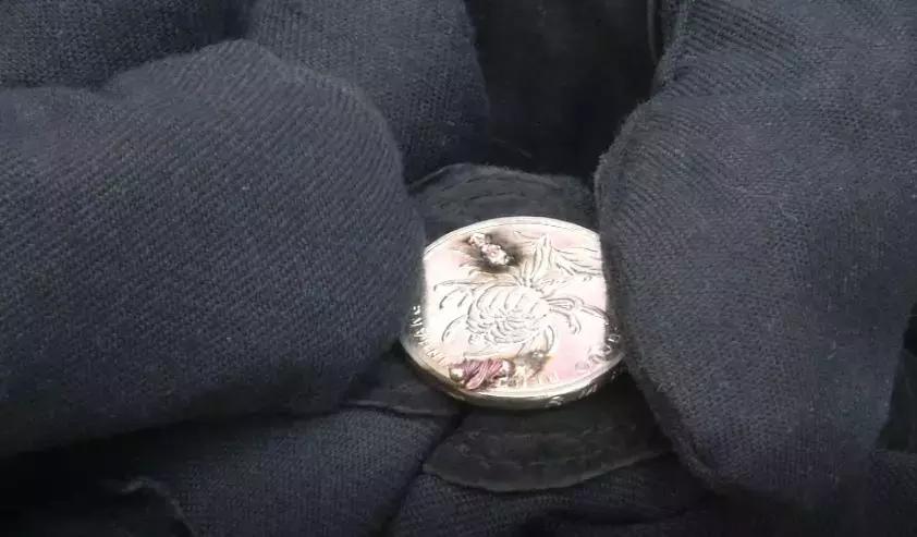 电动车充电口会有火花影响电瓶吗,电动车充电时会不会电人