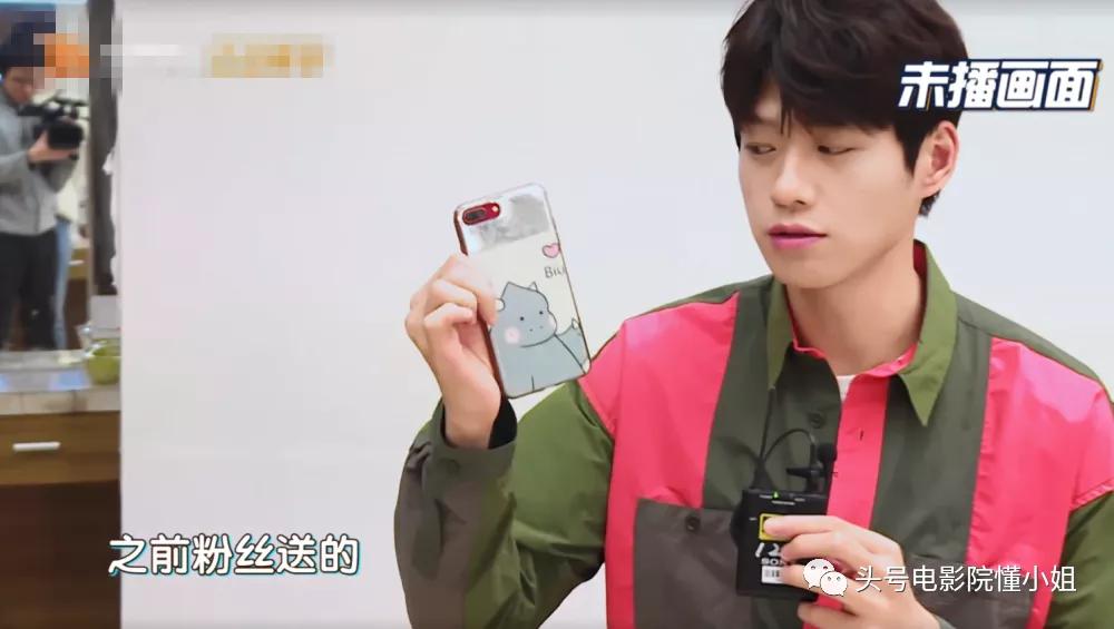 明星手机壳泄密:那英骂人名言火了,杨幂买9.9元便宜货,悲剧了