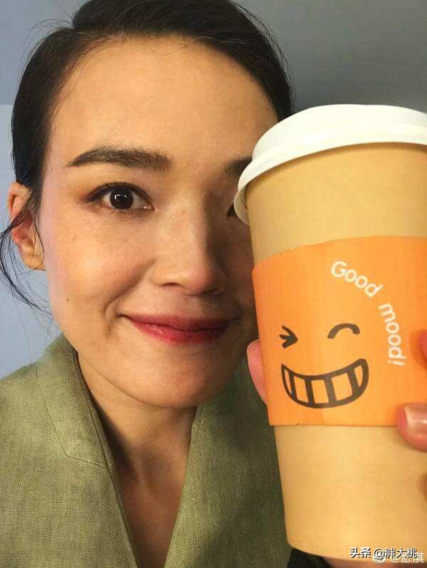 换季洗完脸发红一块一块的,换季脸又油又干