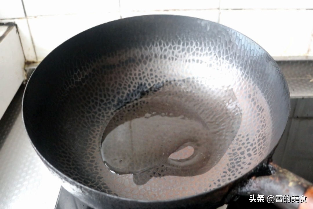 炒菜锅用久了又脏又粘锅，教你最简单的处理方法，旧锅变新锅