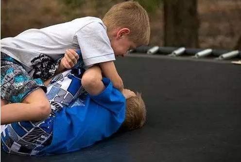 小孩在学校闹矛盾怎么跟家长沟通,孩子和同学闹矛盾了父母怎么处理