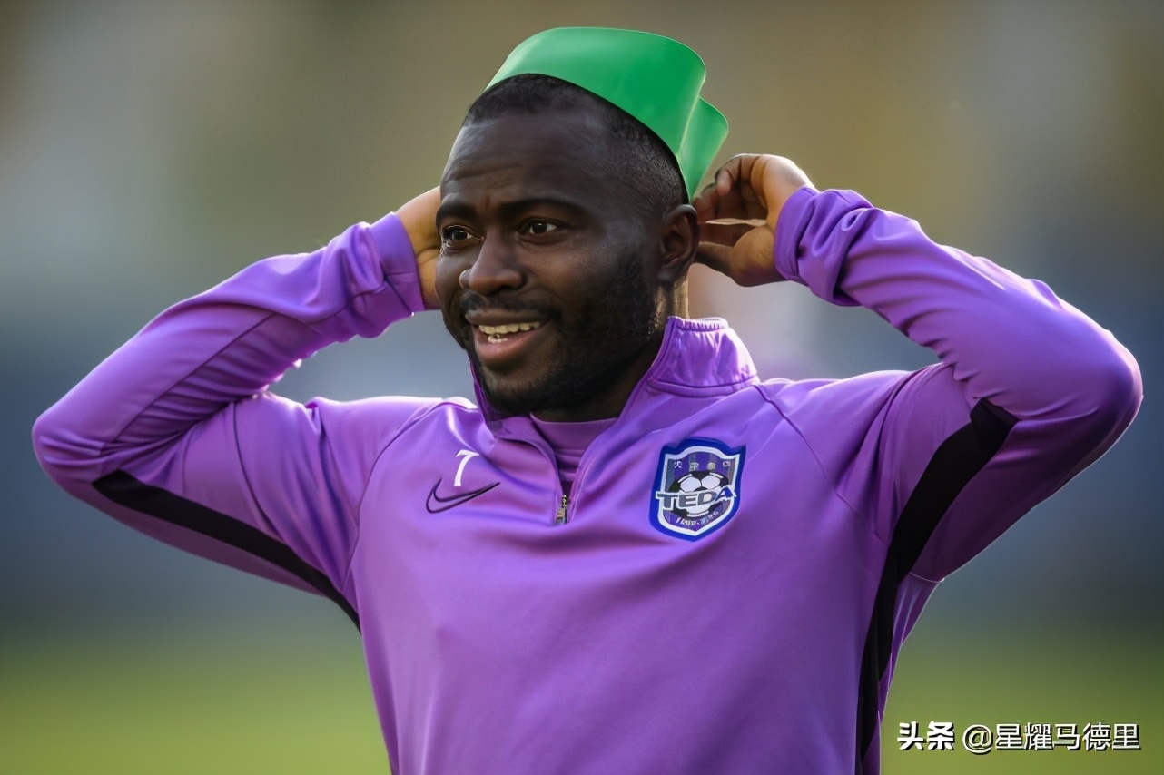 太憨了！泰达王牌外援头顶绿帽训练引哄笑，被告知寓意后怒摔帽子