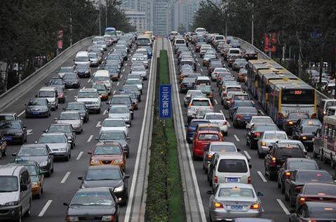 高速路上堵车尿急怎么办,高速路上堵车尿急该怎么办