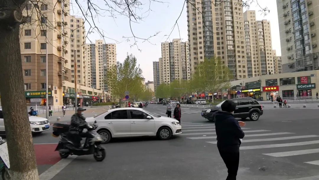 “头摇得像拨浪鼓”，在这儿过马路怎么这么难？