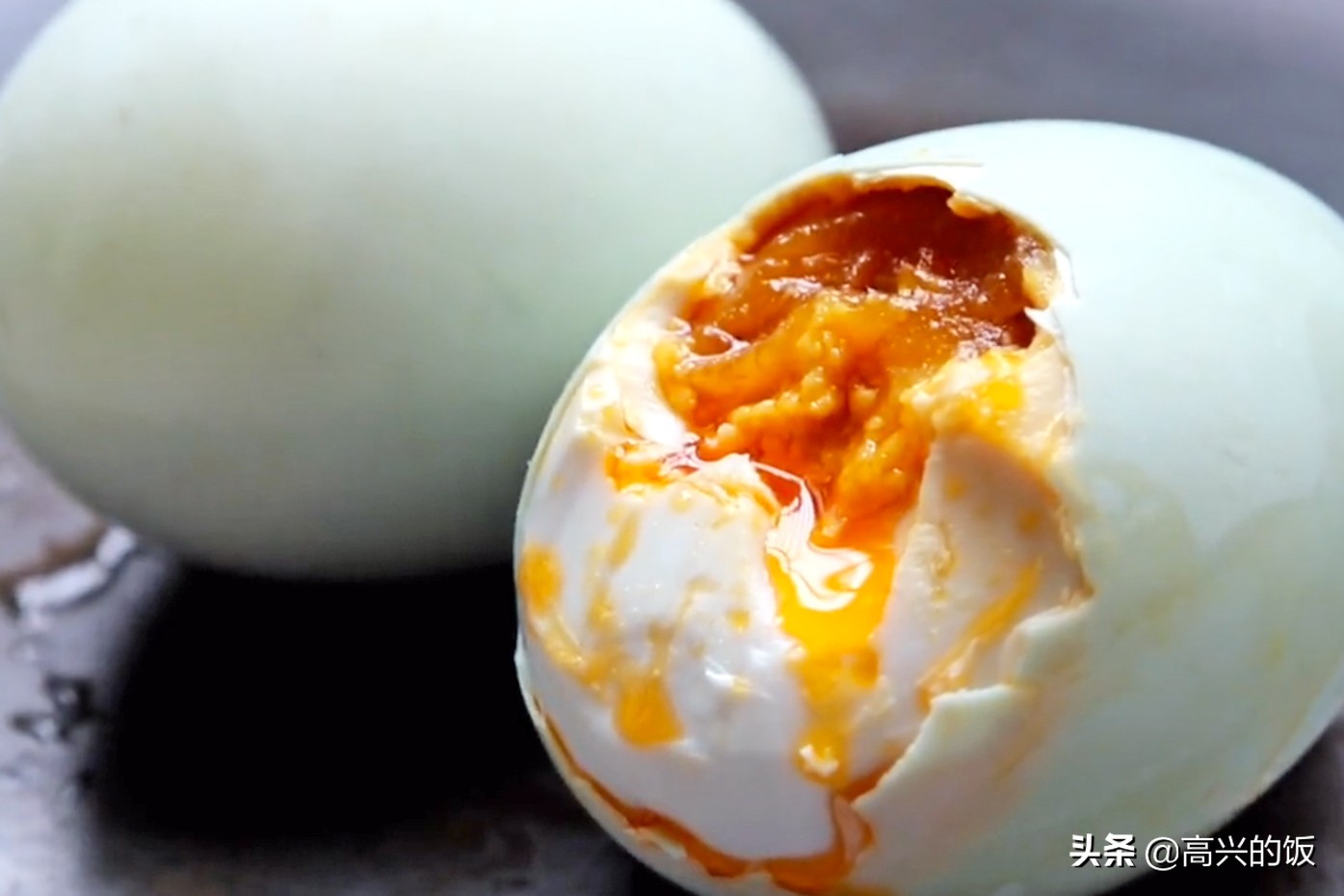 用超简单的方法腌制流油咸鸭蛋,如何腌咸鸭蛋又快又能冒油