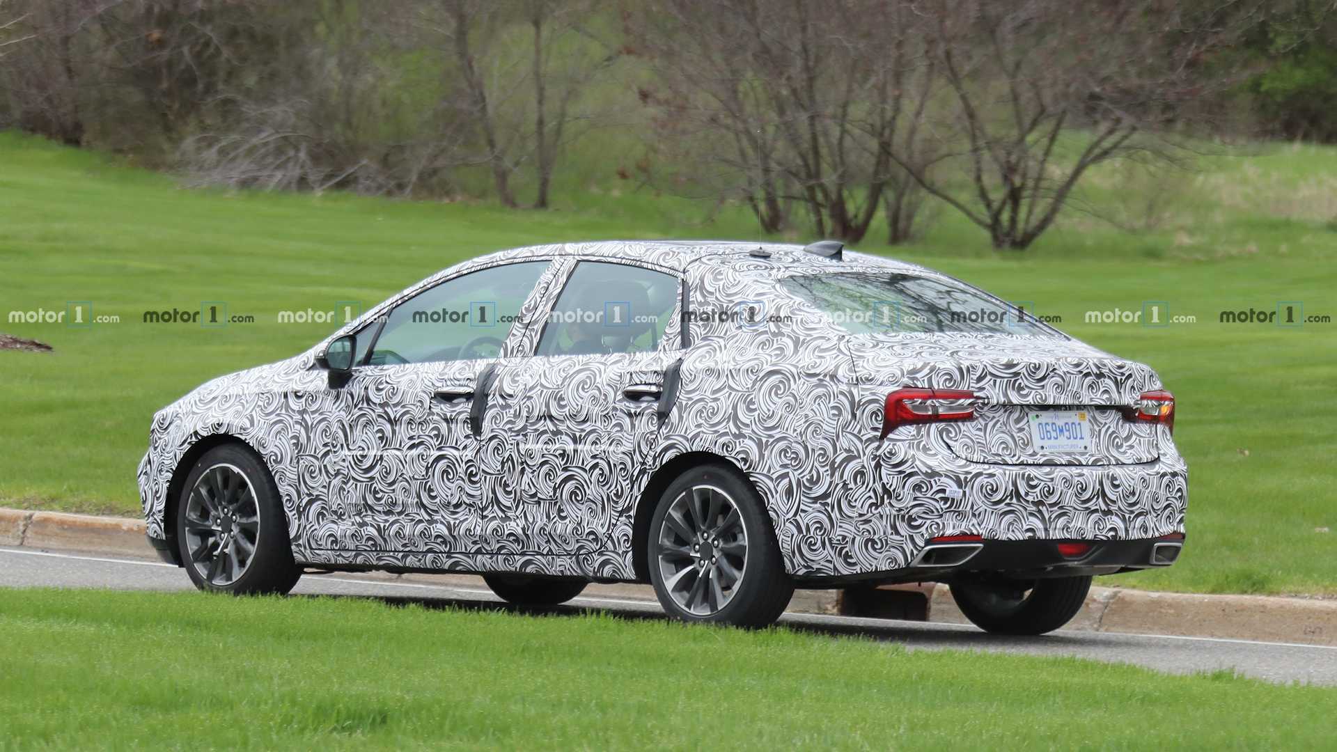 别克威朗谍照，现款车型在海外悬挂欧宝标志在售，国内为别克旗下