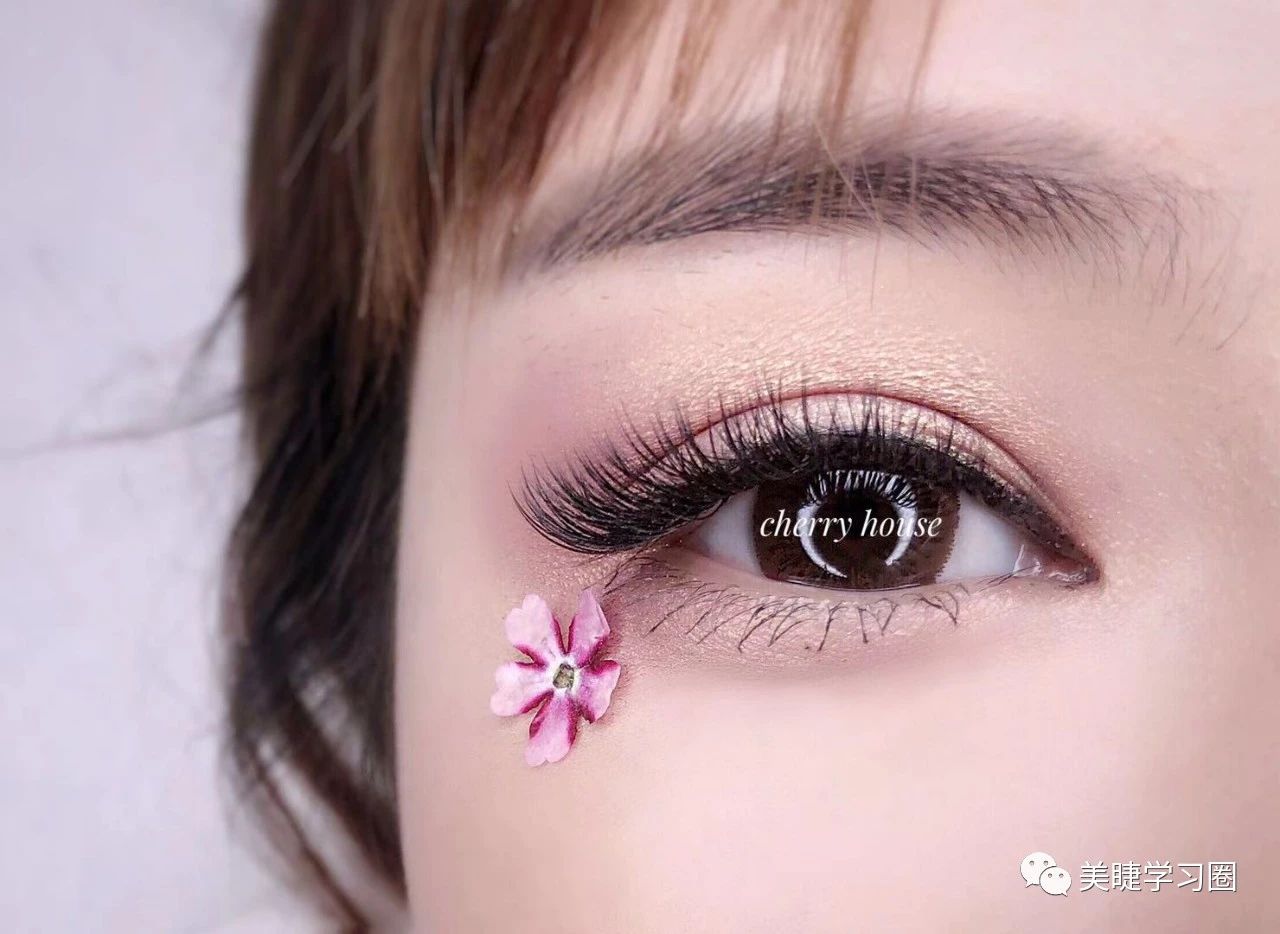 美睫睫毛发白怎么回事,美睫后眼皮红肿的原因