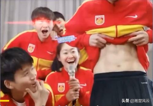 女足队员秀六块腹肌,女足腹肌实力碾压男足