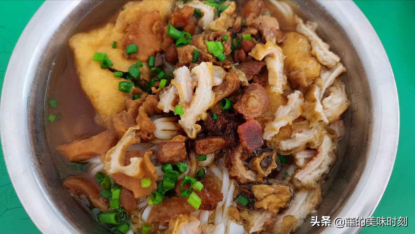 广西大姐乡镇卖小吃1元1个月入6万,大姐摆摊卖独特小吃1天卖出400碗