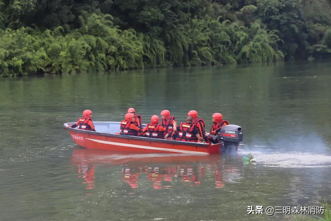 看蓝朋友如何燃爆绳索训练场,冲锋舟带有驾驶室驾驶技巧