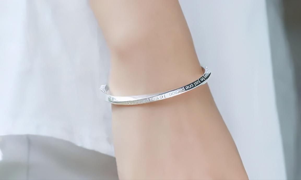 银手镯有挂件好还是不要挂件好,有吊坠的银手镯好不好