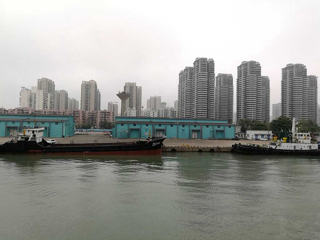 租驾琼粤桂黔渝川(1):服务员,来份猪肚鸡