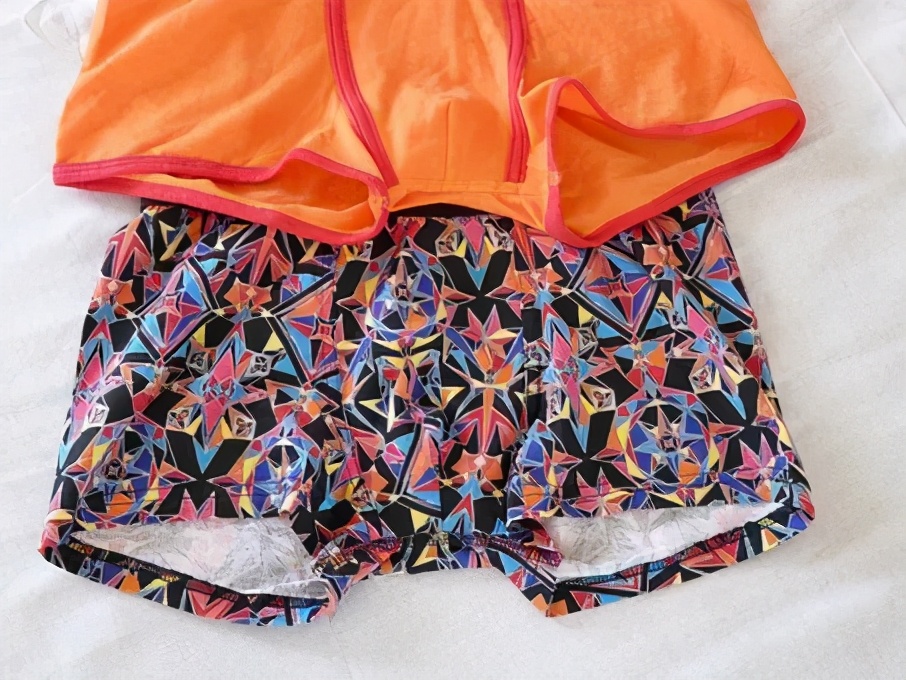 裤底老是湿湿的是怎么回事,裤脏了咋处理