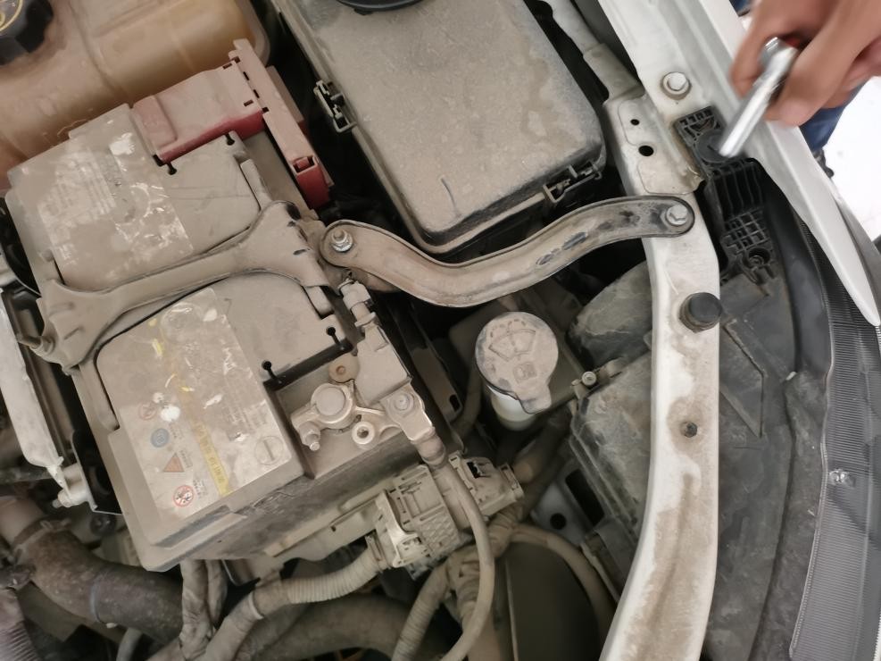 别克英朗led大灯更换视频,2018款别克英朗大灯是led