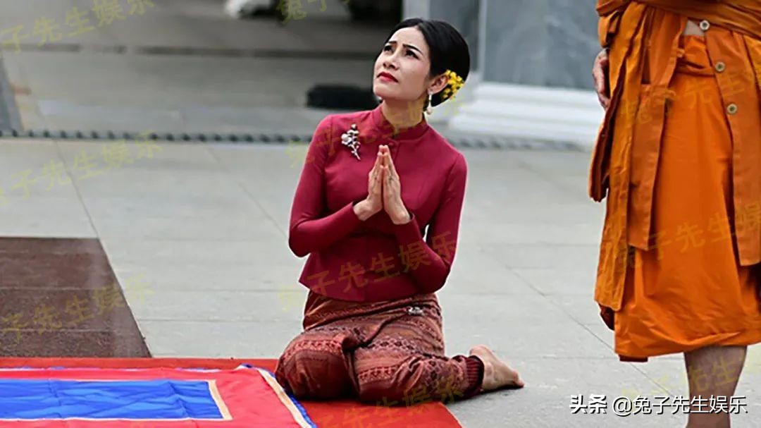贵妃太卑微！独自跪在车轮边，毫不介意汽车尾气和滚烫的柏油路面