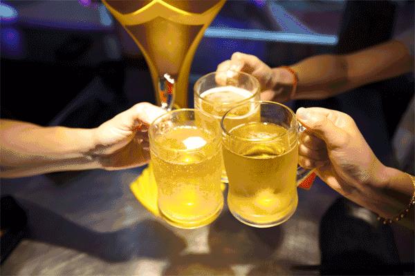 绿色冰块吃起来嘎嘣脆清凉解暑,冰块解暑神器