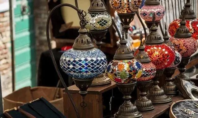 陕西农民挖到六吨重夜明珠,陕西男子挖到夜明珠如今成了路灯