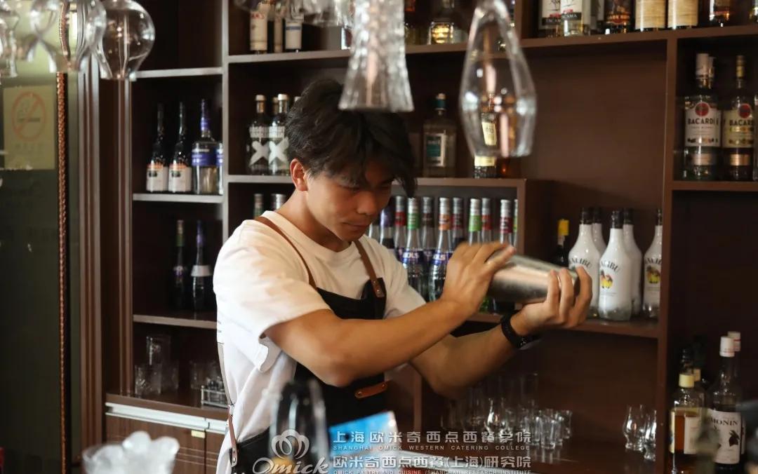 怎么样才能成为一名调酒师,你适合做发型师吗