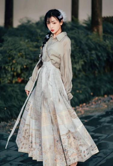 霍启刚真是宠妻狂魔完整版,霍启刚郭晶晶穿情侣装相拥晒恩爱