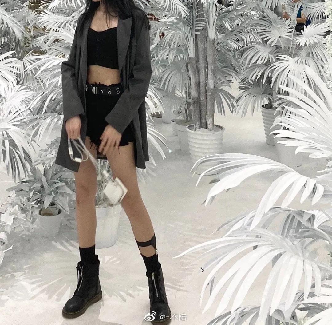 有些女生不用看脸也觉得是美女,有一种美是不用看脸的