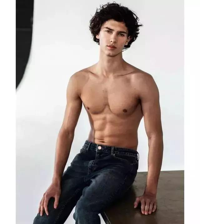 全球最帅王子18岁净身出户，上海打工赚钱：生来是王子，太惨了