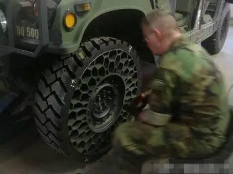 我国出产的*用军**轮胎，材料比钢强6倍，被*药炸**轰穿后能行驶71公里