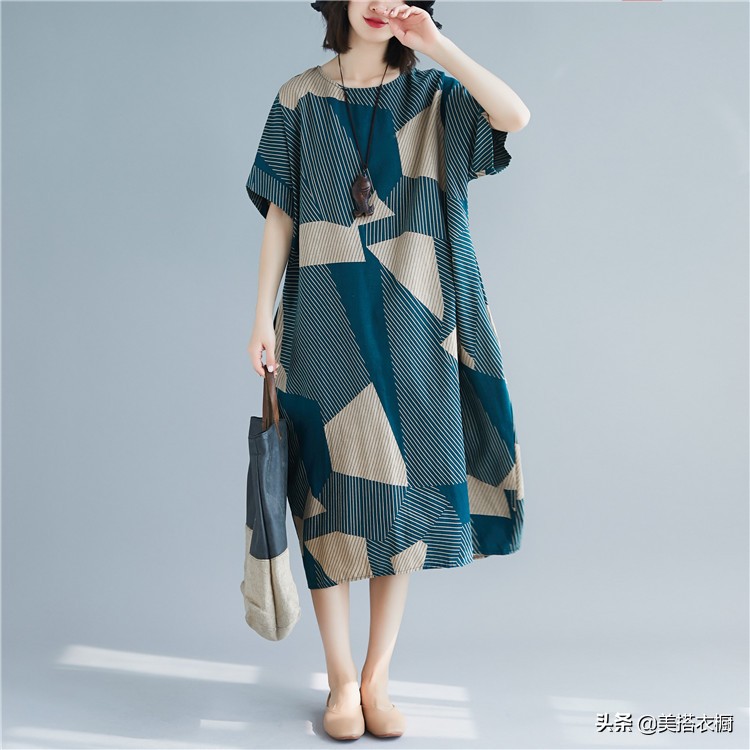 打扮好重要，像我姨这身棉麻裙百搭好看还显瘦，别人都说不像70后