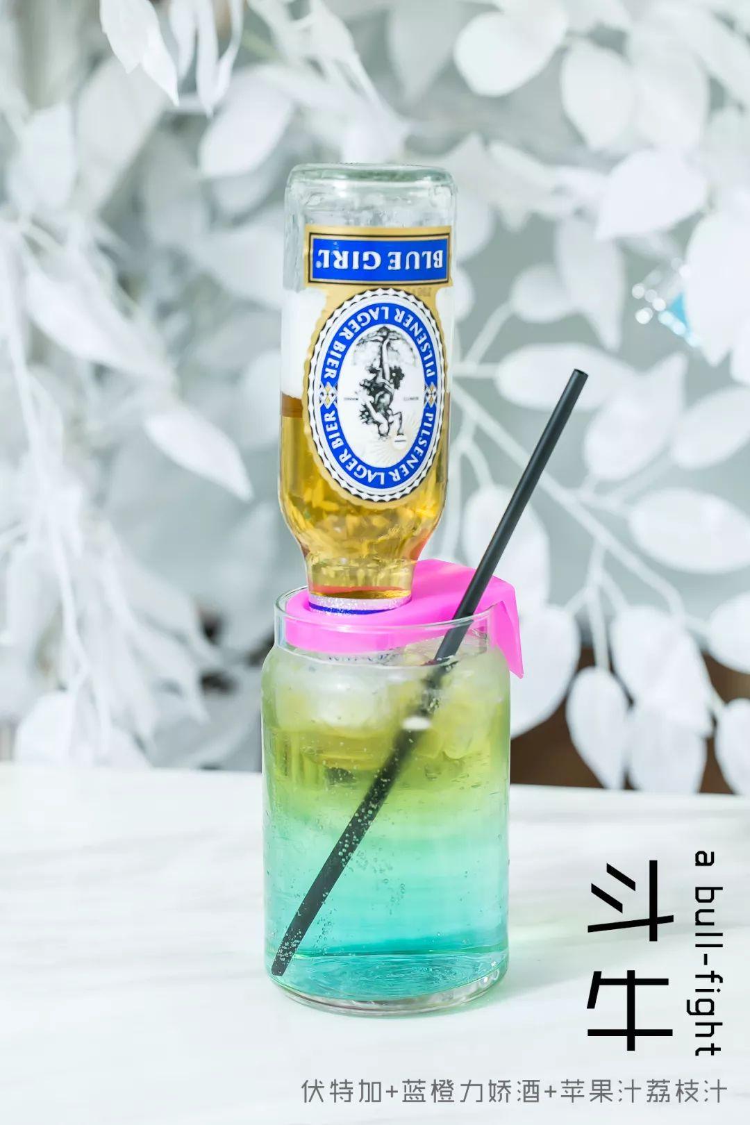 双色的双层小店，晚上有满天星星，呆足一天也不够