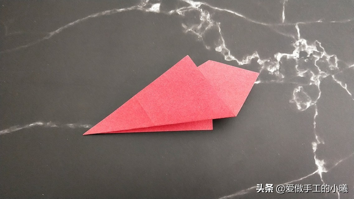 玫瑰花正方形折纸教程图解,怎么样用折纸叠出来简单的玫瑰花