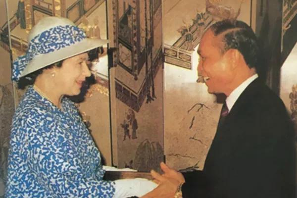 三房太太，13名子女，争夺几百亿家产，霍家宫斗比港剧精彩多了