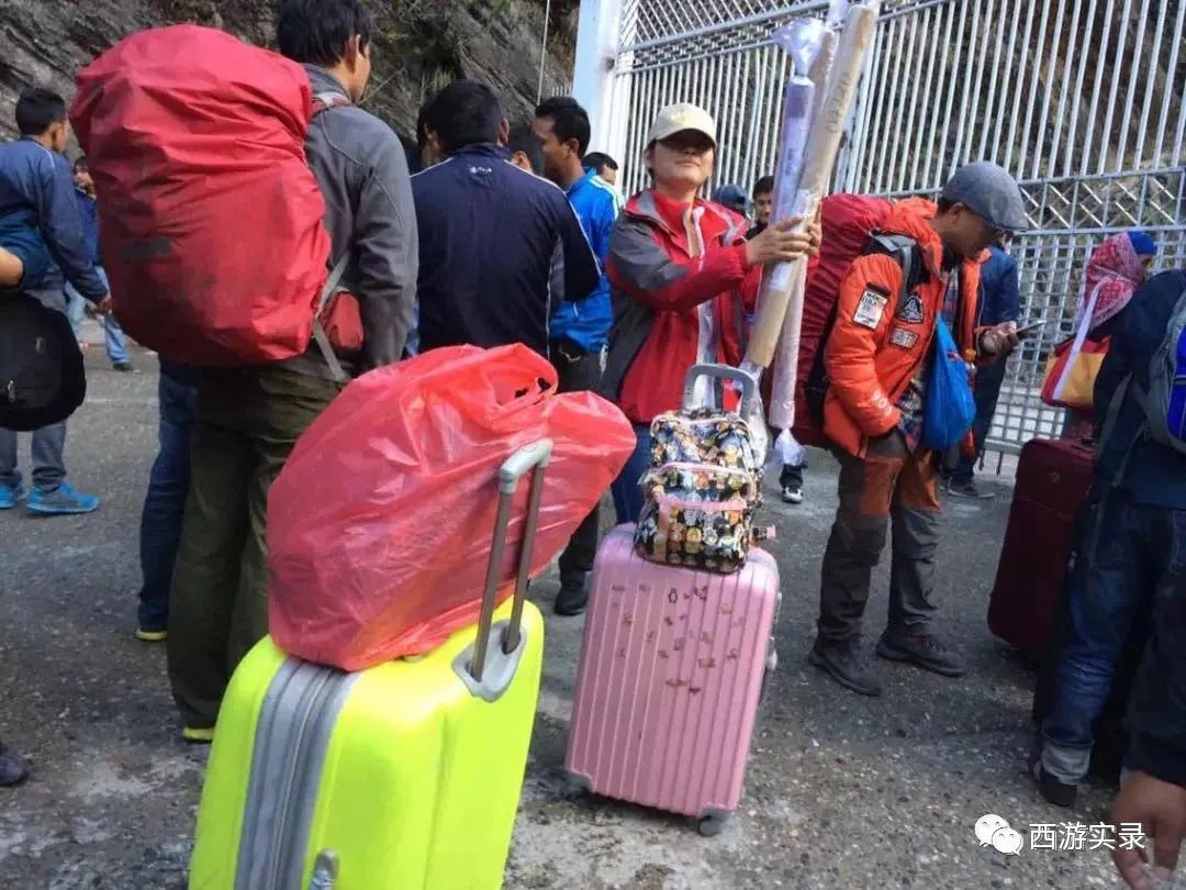 她向外国警察投诉我，自驾环球被迫离开尼泊尔，紧接着就地震