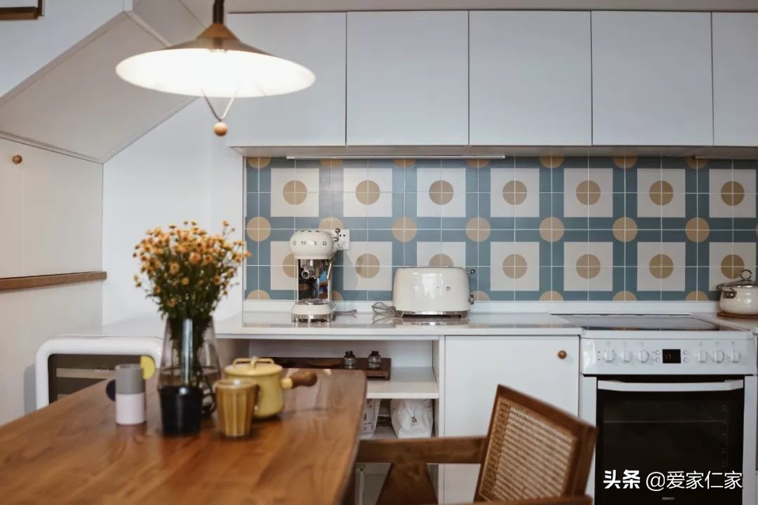 她买下32㎡上海老旧学区房，为女儿打造小桃园，20㎡超舒适大庭院