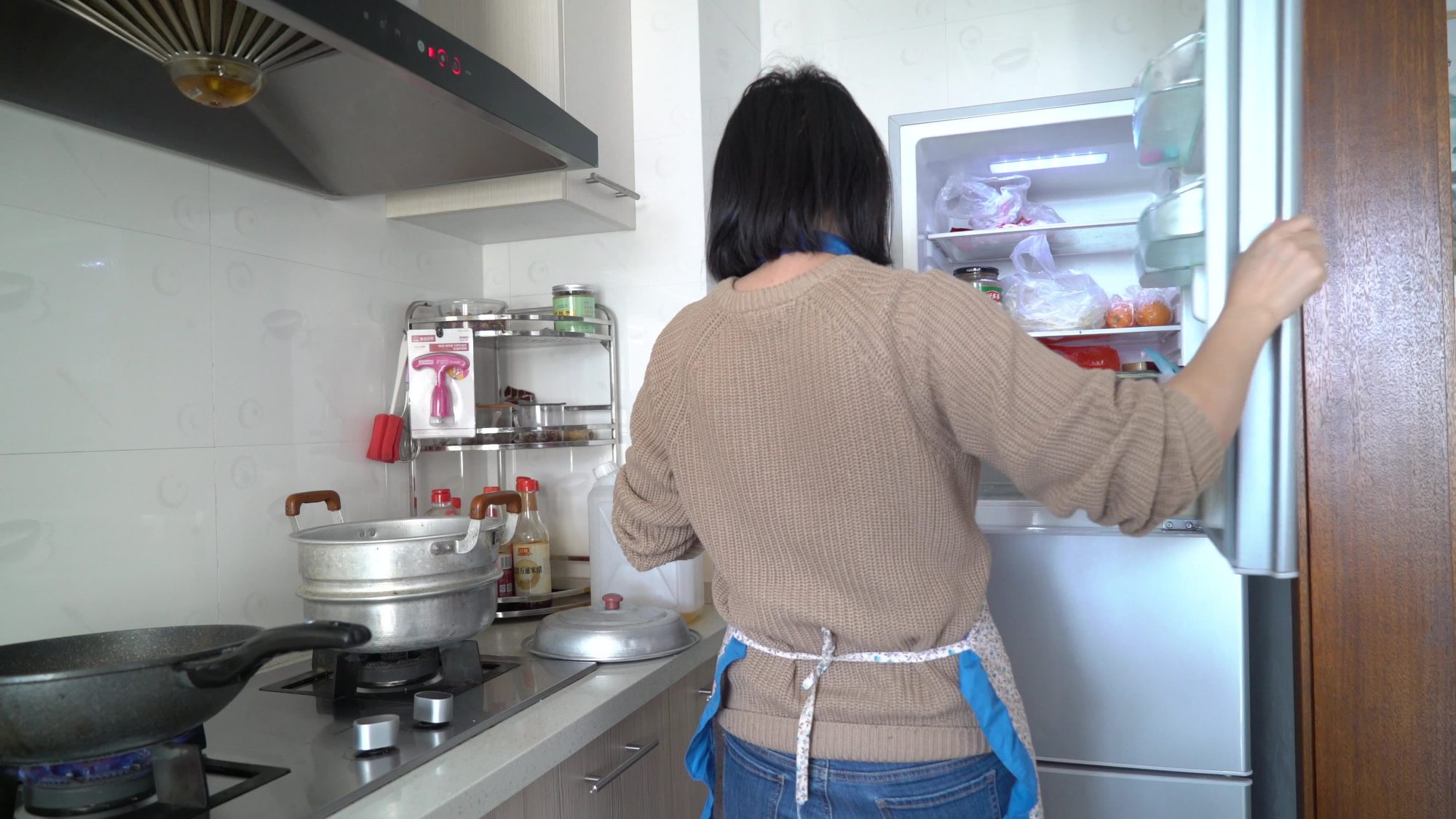 侧吸式和顶吸式油烟机哪种更实用,顶吸式和侧吸式油烟机哪个好用