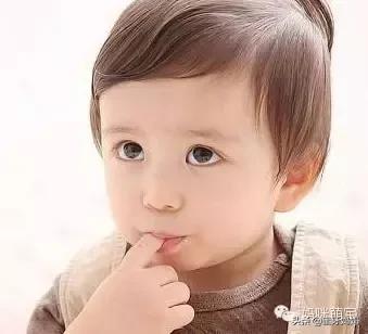 小孩3个月喜欢吃手怎么办,3岁娃儿喜欢吃手指怎么解决